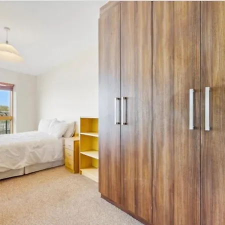 Spacious 3-bed Sleeps 6 And Parking Dublino
