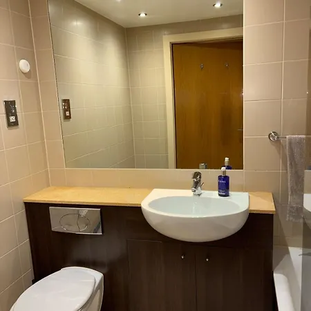 Spacious 3-bed Sleeps 6 And Parking
